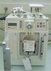 Presse permettant la séparation des composés du sang dans les dons de sang total