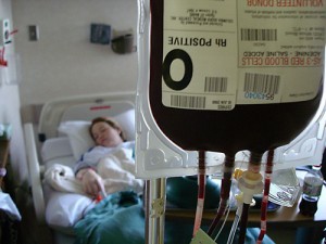 Photo de la réalisation d'une transfusion sanguine