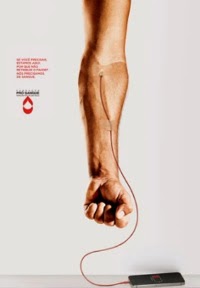 Affiche permettant de charger les bateries de téléphone pour promouvoir le don de sang