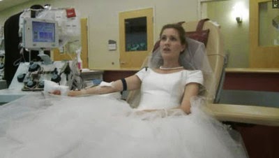Photo de la mariée lors du don de sang le jour du mariage
