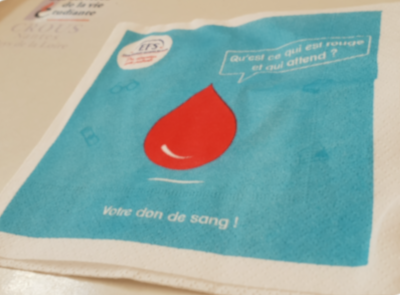 Serviette en papier pour promouvoir le don de sang auprès des étudiants