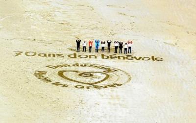 Photo du dessin réalisé sur le sable pour promouvoir le don de sang