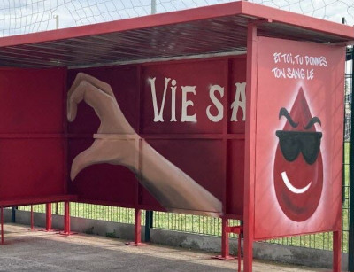 Photo de l'abri d'arrêt de bus aux couleurs du don de sang