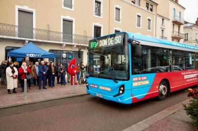 Bus aux couleurs du don de sang