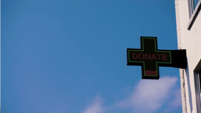 Croix de la pharmacie pour promouvoir le don du sang