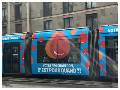 Tramway aux couleurs du don de sang