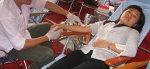 Photo d'un prélèvement de sang lors d'une collecte de don du sang au Vietnam