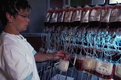 photo de la préparation des produits sanguins labiles avant la transfusion de sang