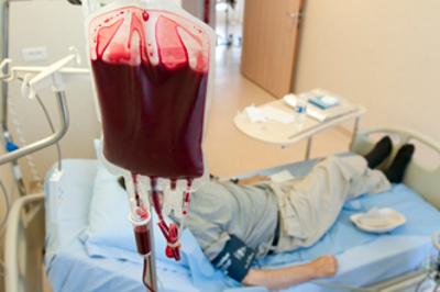 Photo d'une transfusion sanguine chez un malade